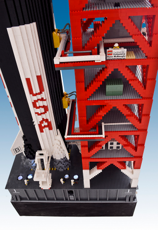 Illustration for article titled Man builds 19-foot-tall model of Apollo 11 out of 120,000 LEGO bricks